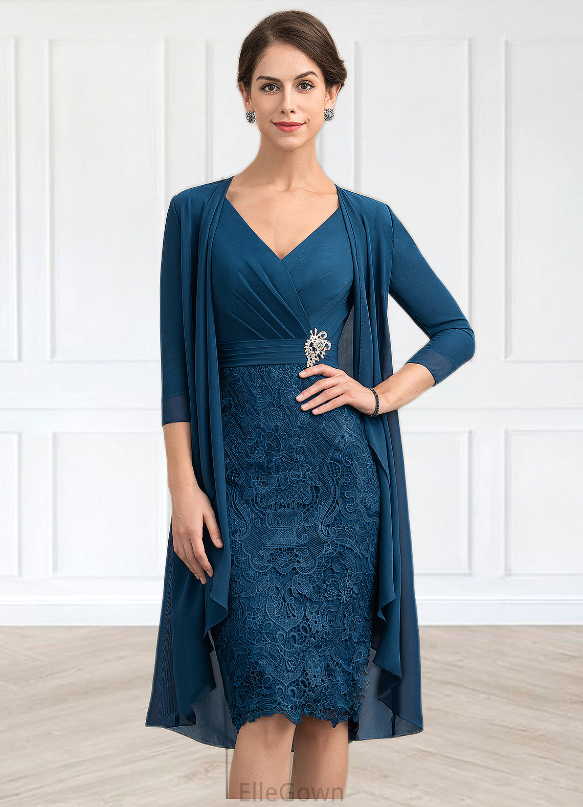 Zaniyah Sheath/Column V-neck Knee-Length Chiffon Lace Mother of the Bride Dress With Crystal Brooch DE126P0014972