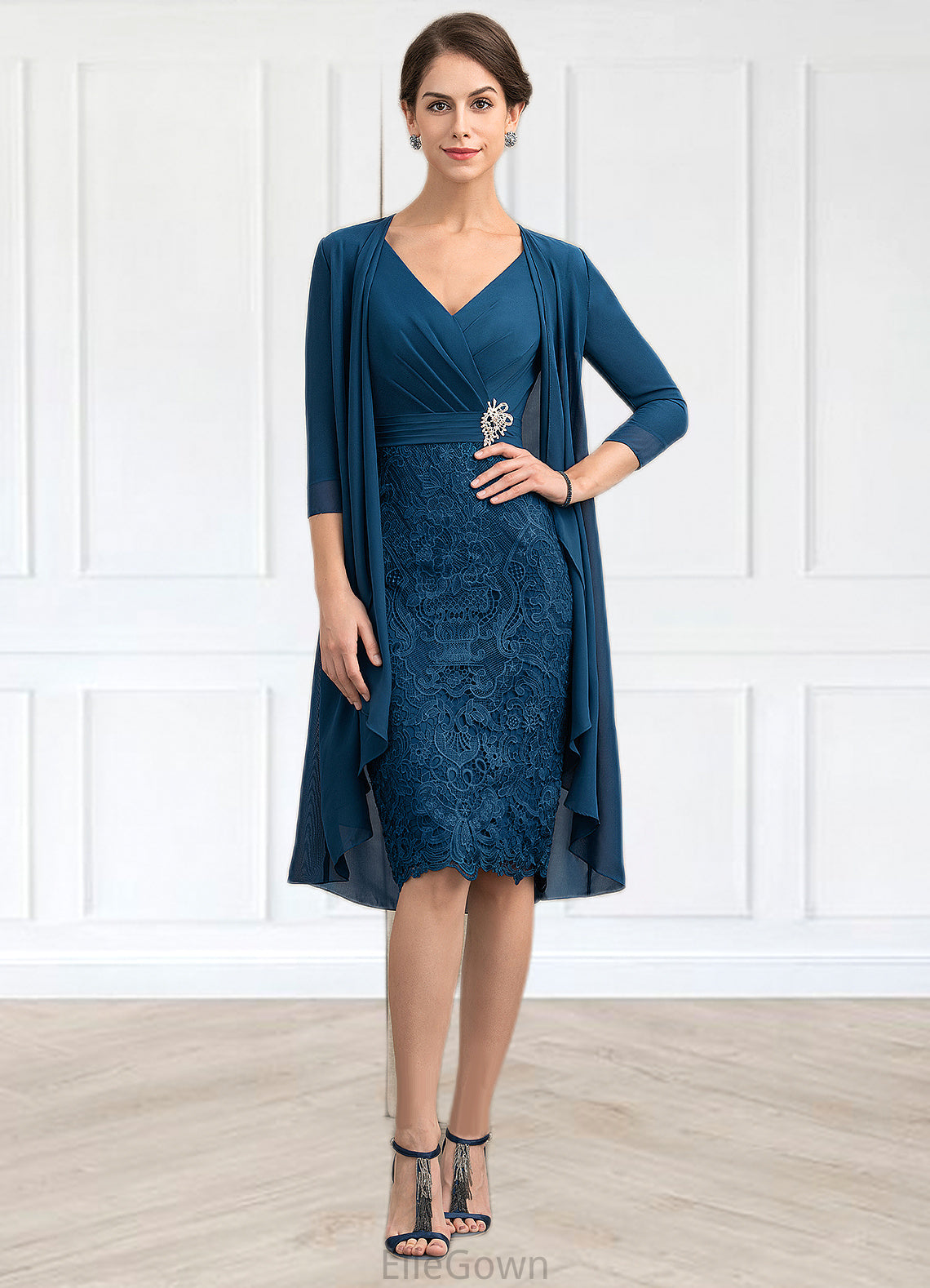 Zaniyah Sheath/Column V-neck Knee-Length Chiffon Lace Mother of the Bride Dress With Crystal Brooch DE126P0014972