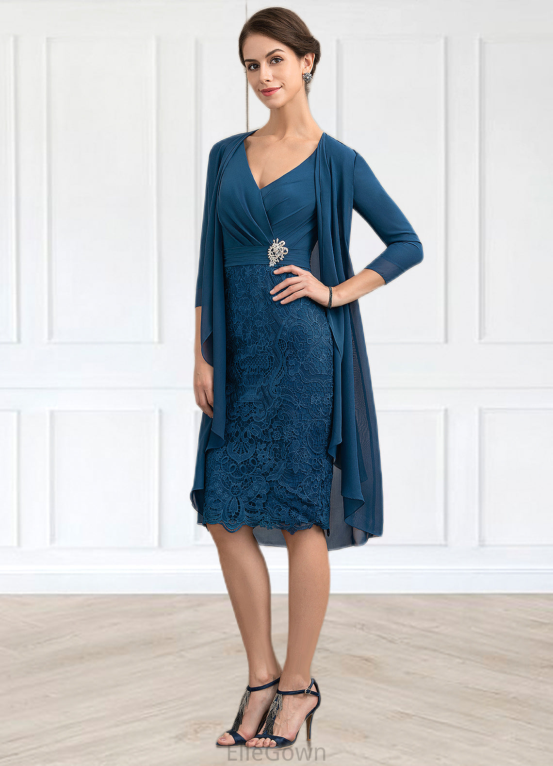 Zaniyah Sheath/Column V-neck Knee-Length Chiffon Lace Mother of the Bride Dress With Crystal Brooch DE126P0014972