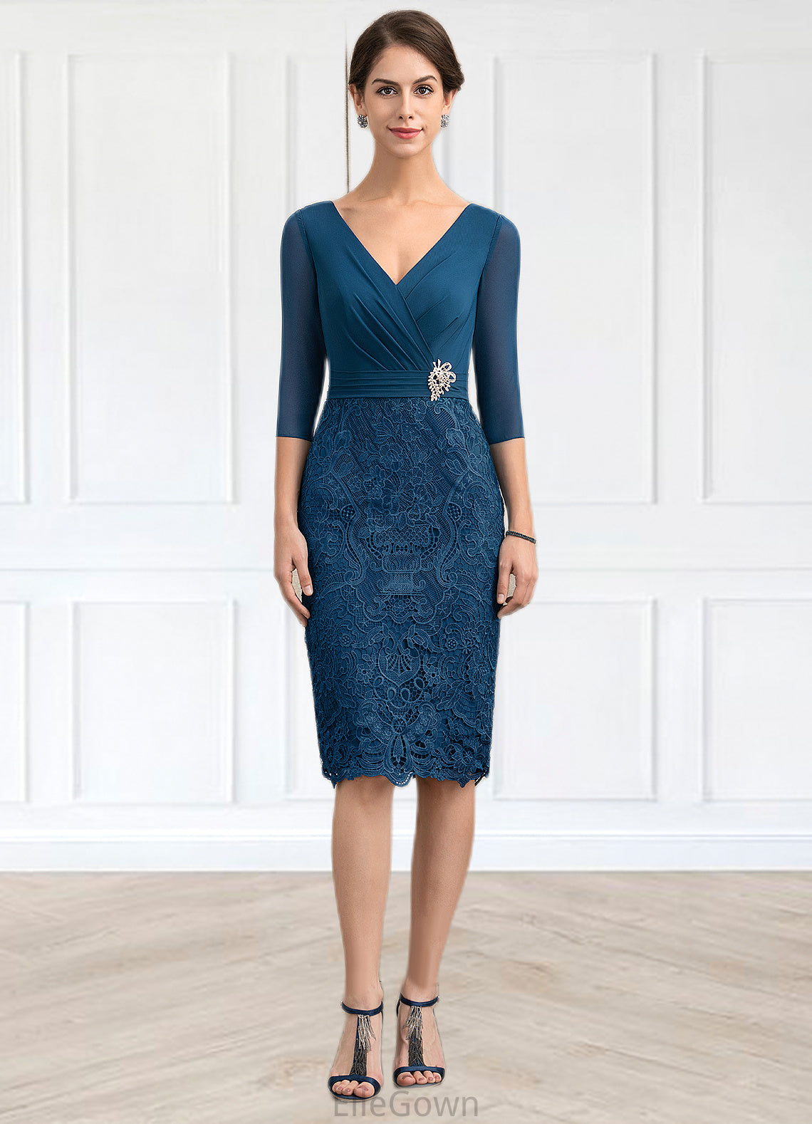 Zaniyah Sheath/Column V-neck Knee-Length Chiffon Lace Mother of the Bride Dress With Crystal Brooch DE126P0014972